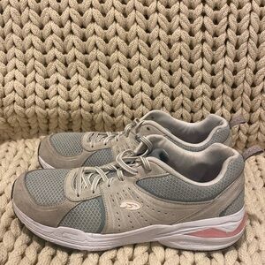 Dr Scholls woman’s sneaker size 9.5 gray beige and pink